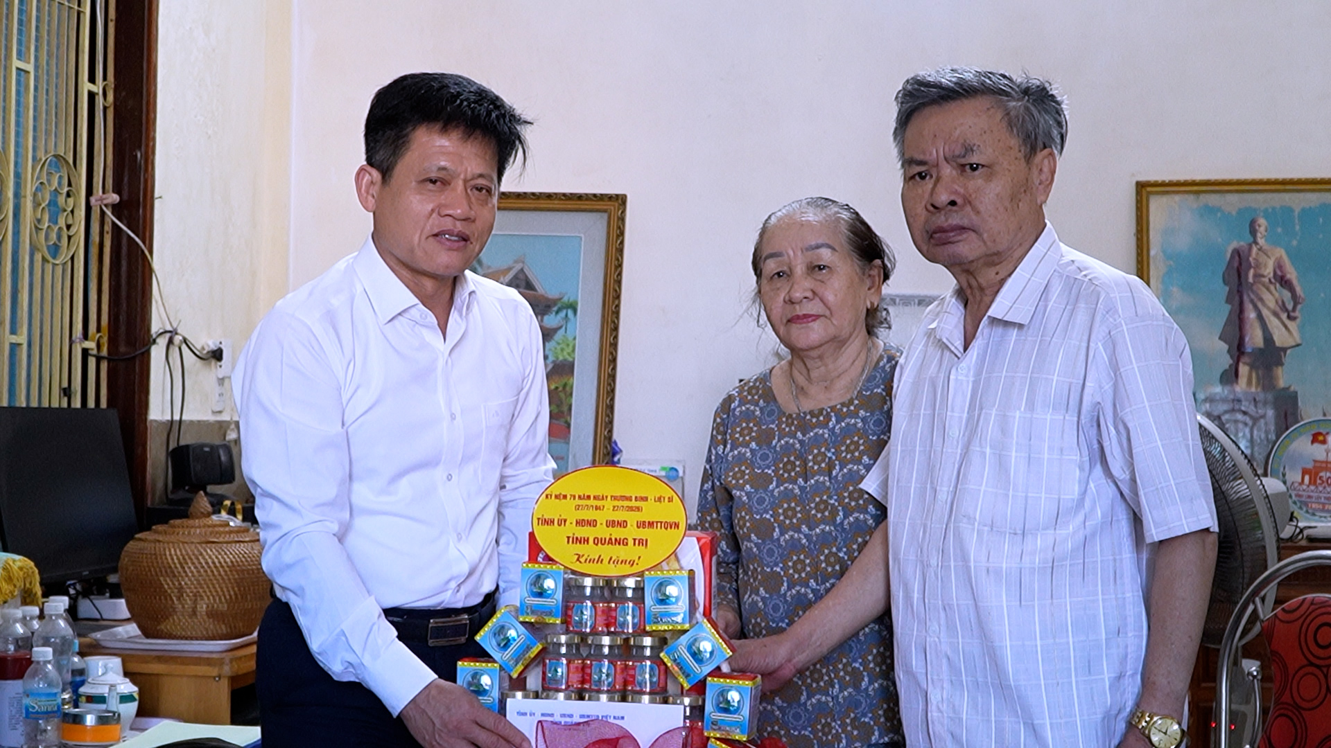 Các đồng chí lãnh đạo tỉnh Quảng Trị thăm, tặng quà gia đình người có công trên địa bàn phường Quảng Trị