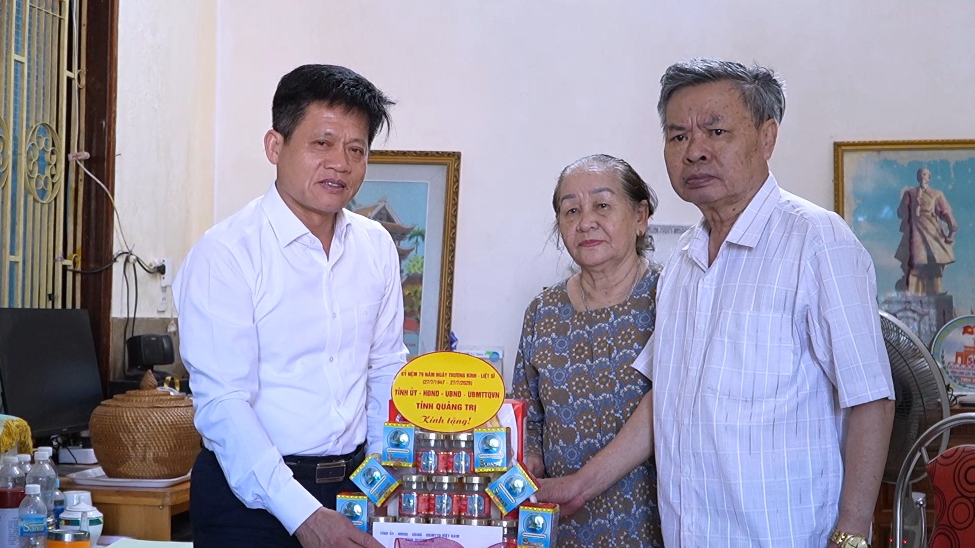 Các đồng chí lãnh đạo tỉnh Quảng Trị thăm, tặng quà gia đình người có công trên địa bàn phường Quảng Trị