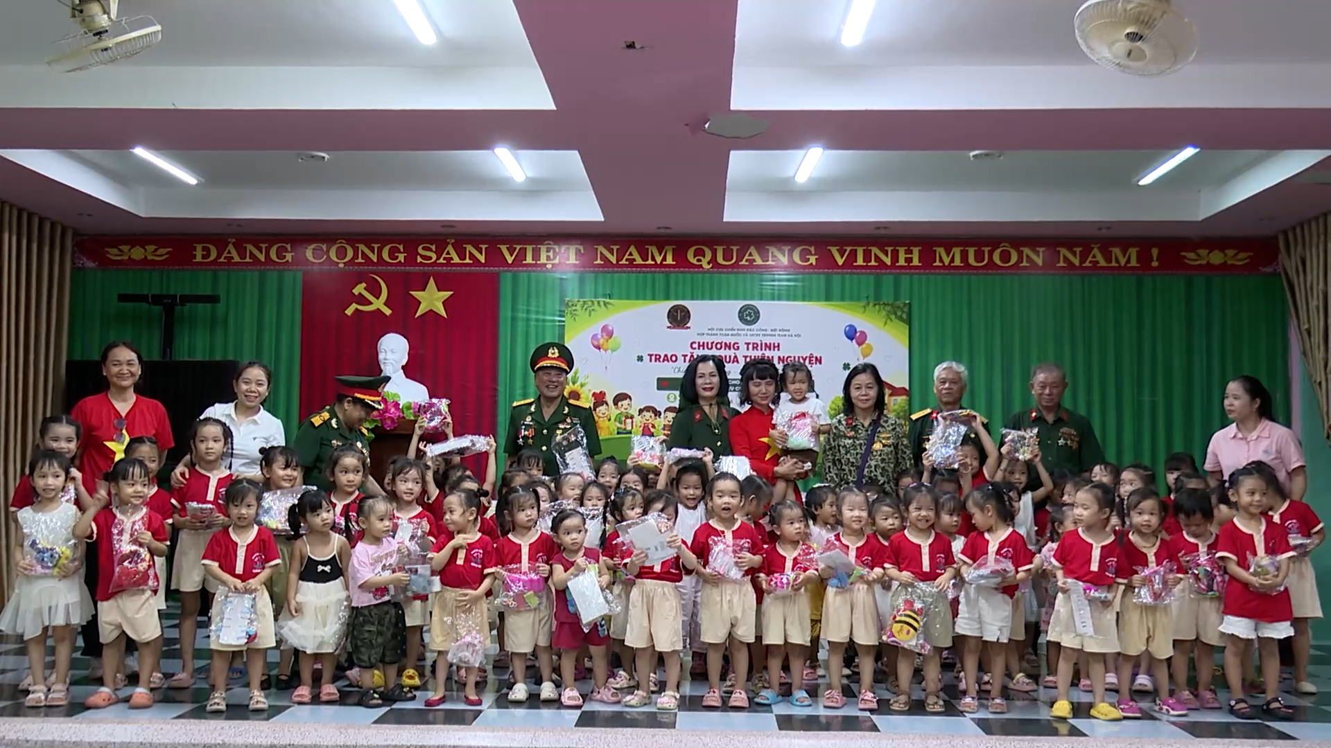 Trao tặng nhiều phần quà tri ân gia đình người có công trên địa bàn phường Quảng Trị.