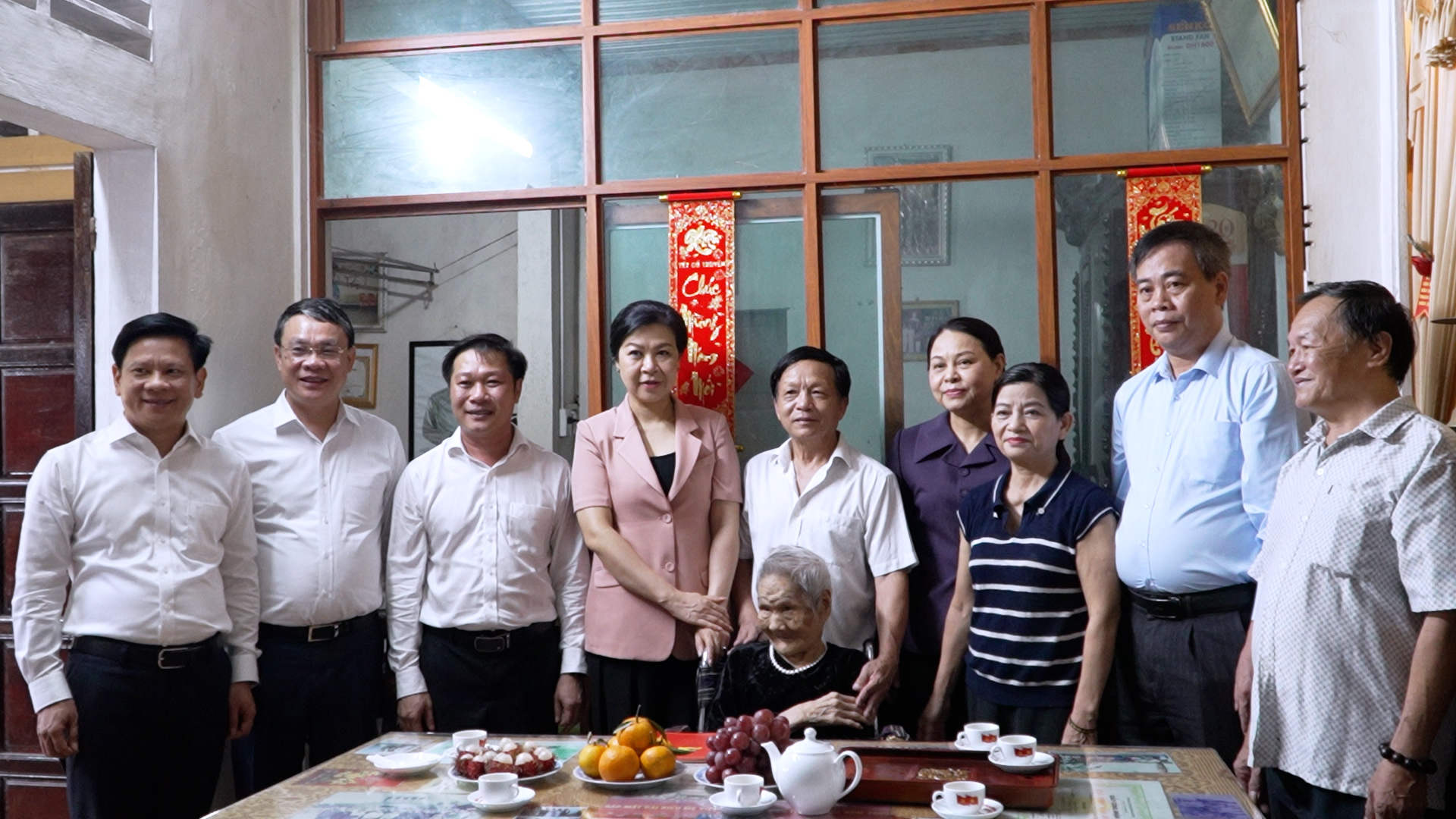 Đoàn công tác Văn phòng Trung ương Đảng tri ân gia đình chính sách trên địa bàn phường Quảng Trị